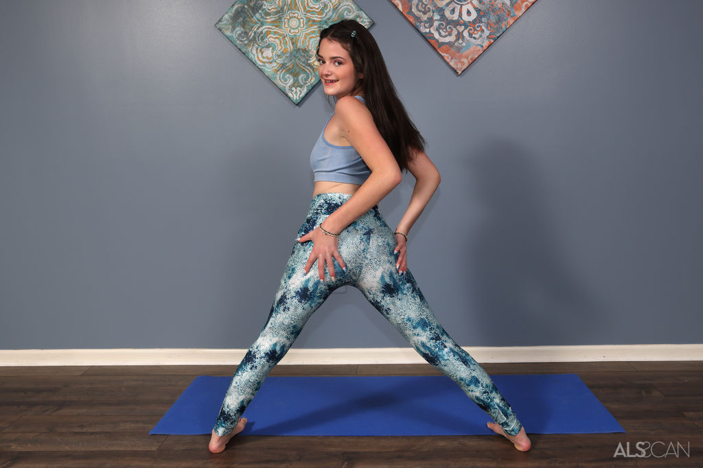 Bella Forbes In Stretch And Release - Picture 02