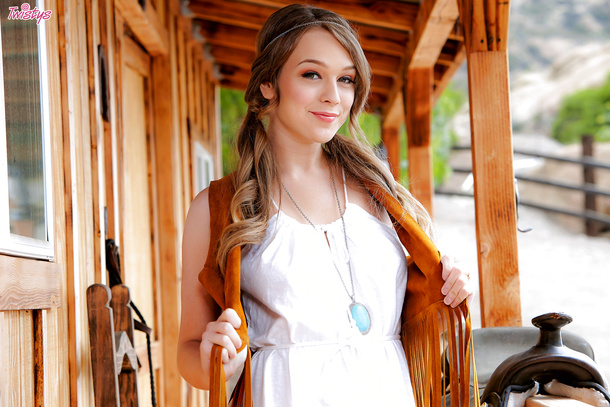 Lovely country girl Alaina Fox teases fully naked - Picture 00