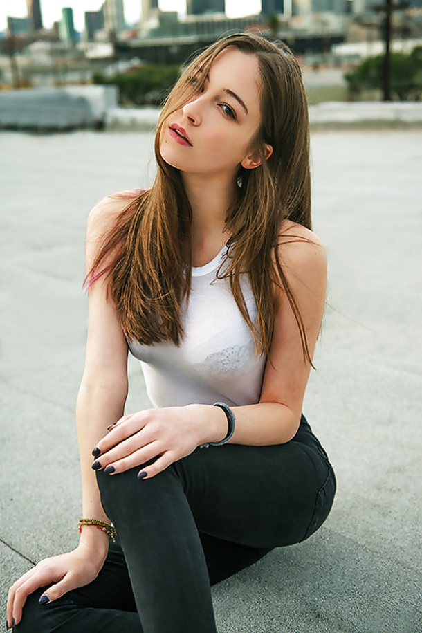 Sexy Instagram Model Elsie Hewitt Posing NAKED! - Picture 08