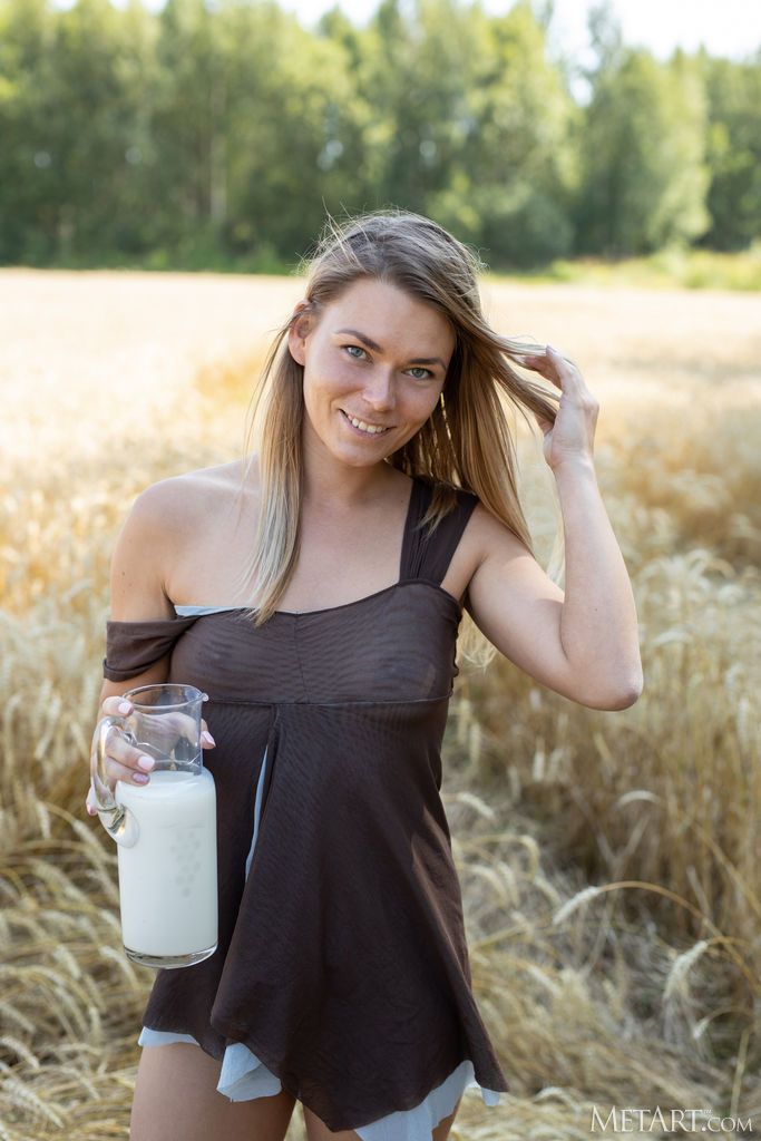 Paulina Stimulating Sensation Making Her Smile With Pleasure - Picture 00