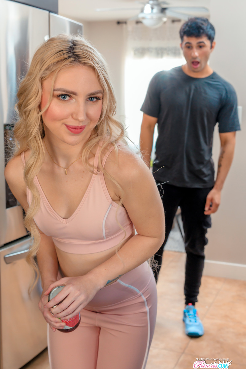 Britt Blair In My Stepsisters Moaning - Picture 01