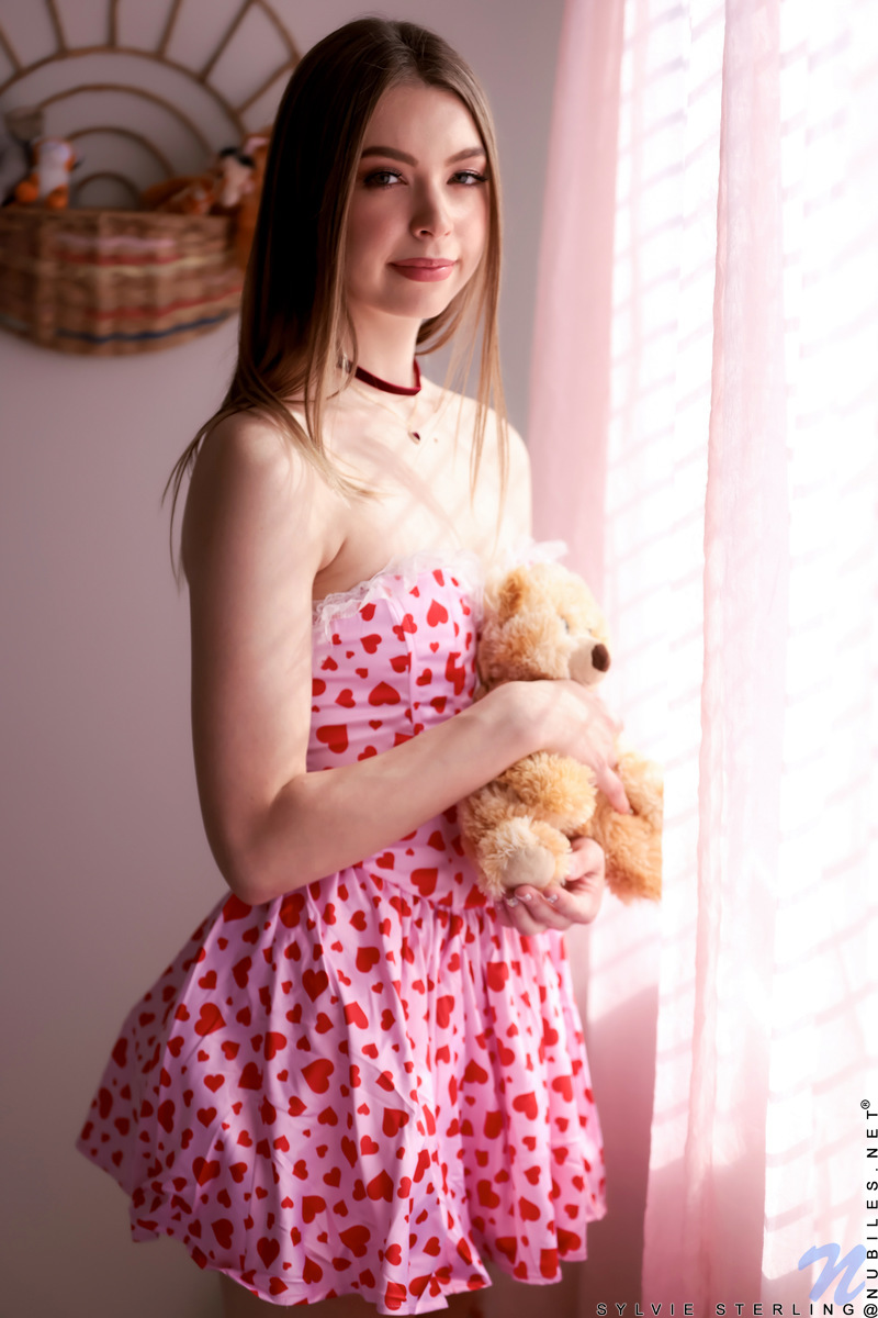 Sylvie Sterling In Sweetheart - Picture 04