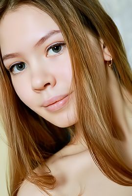 Dakota Curvy Ass Cheeks