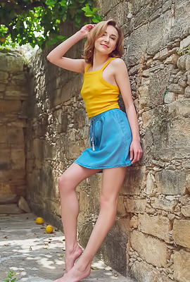 Lea Rose Peachy Ass Grabbing The Attention