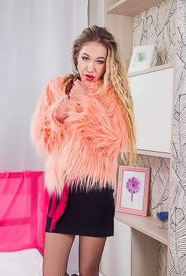 Nikki Sexy Nikki would love to get fucked hardcore