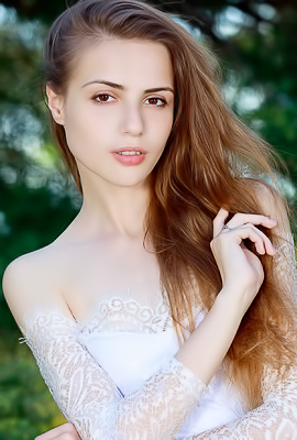 Elle Tan Cutie Spreads Her Long Legs Wide