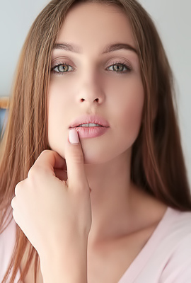 Holly Haim In Hot Figure-hugging Pink Dress For Her Debut