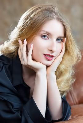 Minnie Lighter Turns Onto Her Knees To Diddle Herself Doggy Style