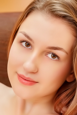 Isabele Expose Her Plump-lipped Pussy