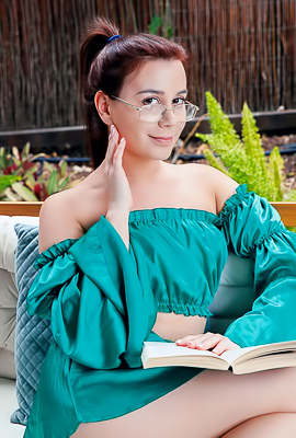 Emily Sweet Recharge Her Pussy