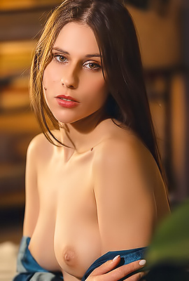 Nude Smiling Beauty Amber Slassh