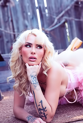 Shia Snow Hot Sexbomb With Pretty Face And Curly Blond Hairs And Perfect Boobs