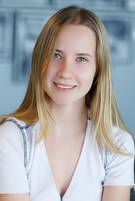 Delizi Adorable Blonde Bombshell With Curves That Captivate And A Playful Spirit